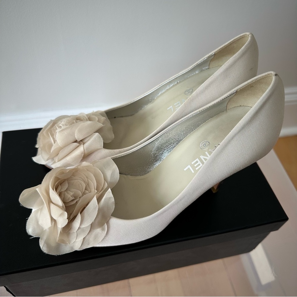 CHANEL Cream Heels with Camellia Floral Accent - Picture 3 of 16